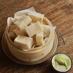 ขนมปังนึ่ง สังขยาใบเตย