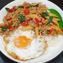 ผัดพริกแกงหน่อไม้หมูสับราดข้าว