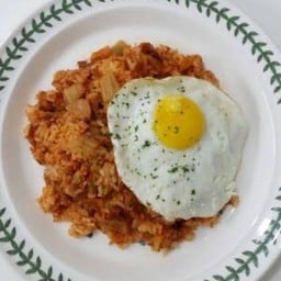 [อร่อยซ่ากับโค้ก] Kimchi Fried Rice ข้าวผัดกิมจิ+ไข่ดาว +  โค้ก ออริจินัล (กระป๋อง) 