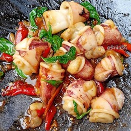 กระเพราปลาหมึกไข่