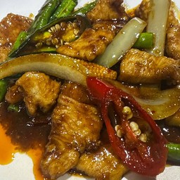 ผัดพริกแกงใต้ไก่เป็นกับ