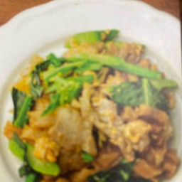 ผัดซีอิ้วเส้นใหญ่หมูกรอบ