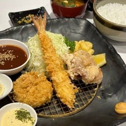 ชุดเซ็ต B (หมูน้อย กุ้ง ไก่) Mixed Fried B set