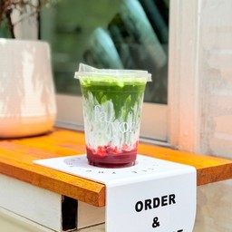 มัทฉะนมสตรอว์เบอร์รี่