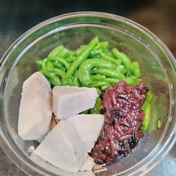 ลอดช่อง เผือก ข้าวเหนียวดำ กะทิสด