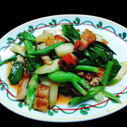 คะน้าหมูกรอบ (กับข้าว)