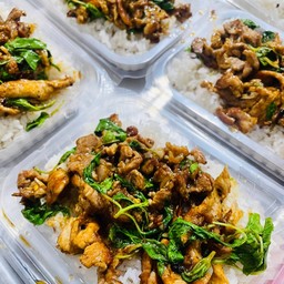 กะเพราหมูชิ้นราดข้าว