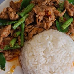 ผัดพริกแกงหมูชิ้น