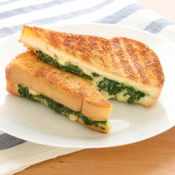 แซนวิชไส้ชีสผักโขม