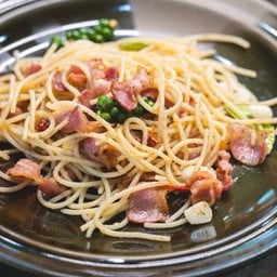 สปาเก็ตตี้เบคอนผัดพริกแห้ง