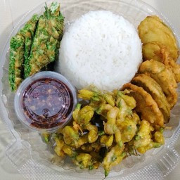 ชุดข้าวน้ำพริกผัดหมูสับ