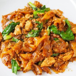 ผัดซีอิ๊วไก่