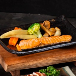 ชุดแซลมอนย่างเกลือ/ซีอิ๊ว พร้อมข้าว ซุปมิโซะ กะหล่ำปลีฝอยน้ำสลัดงาญี่ปุ่น