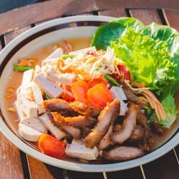 ส้มตำหมูยอ+ไข่แดง+คอหมูทอด