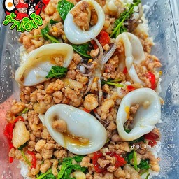 กระเพราหมูสับปลาหมึก