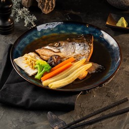 ชุดหัวปลาแซลมอนนึ่งซีอิว/ย่างเกลือ พร้อมข้าว ซุปมิโซะ กะหล่ำปลีฝอยน้ำสลัดงาญี่ปุ่น