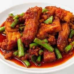 หมูกรอบคะน้าผัดพริกแกง