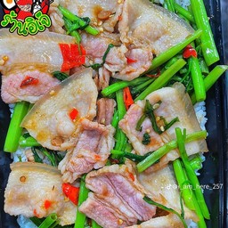 ผักบุ้งไฟแดงหมูสามชั้น