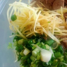 ผัก (ต้นหอม + ขิง) 10 บาท