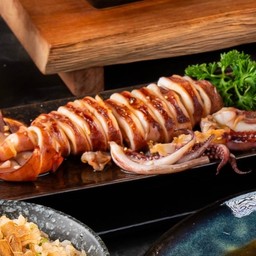 ชุดหมึกย่างเกลือ/ซีอิ๊ว พร้อมข้าว ซุปมิโซะ กะหล่ำปลีฝอยน้ำสลัดงาญี่ปุ่น