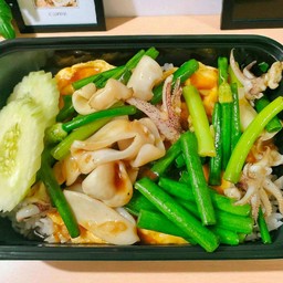 ผัดดอกหอมปลาหมึก ราดข้าว