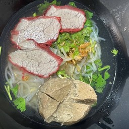 ก๊วยเตี๋ยวลูกชิ้นเนื้อเแดงปื่อย