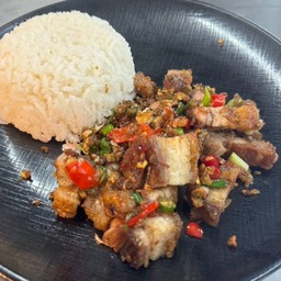 หมูกรอบผัดพริกเกลือ (ราดข้าว)