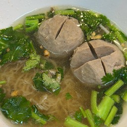 ก๋วยเตี๋ยวลูกชิ้นเนื้อจัมโบ้