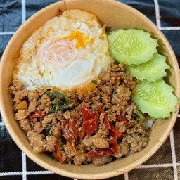 ข้าวกะเพรา(เนื้อสับ)พริกแห้ง + พร้อมไข่