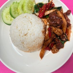 ผัดพริกแกงน่อไม้ดองเครืี่องในไก่ราดข้าว
