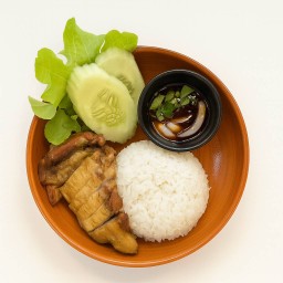 ข้าวไก่ย่างจิ้มแจ่ว
