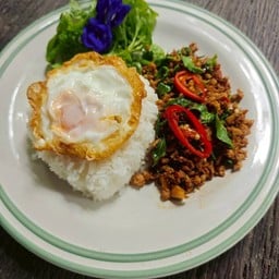 ข้าวราดผัดกระเพราหมูสับ + ไข่ดาว