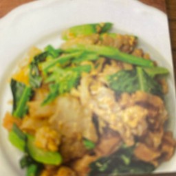 เส้นใหญ่ผัดซีอิ้ว