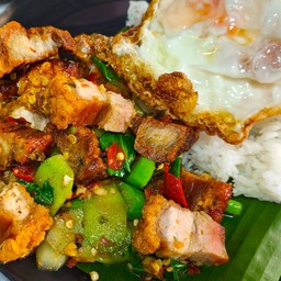 ข้าวคะน้าหมูกรอบ