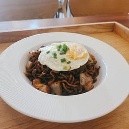 [อร่อยซ่ากับโค้ก] JjaJang Ramyeon จาจังเมียน ( บะหมี่ซอสดำ) +  สไปรท์ ออริจินัล (กระป๋อง) 