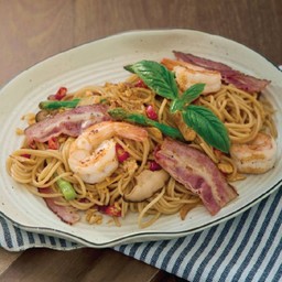 สปาเก็ตตินี่กุ้งและเบคอนสไปซี่