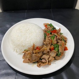 ข้าวกะเพราเนื้อริบอายสไลด์