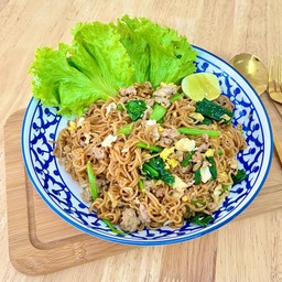 มาม่าผัดไข่ใส่หมูสับ