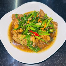 ปลาเก๋าผัดพริกไทยดำ (แบบชิ้น)