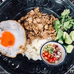 ข้าวทอดกระเทียม+ไข่ดาวกรอบ