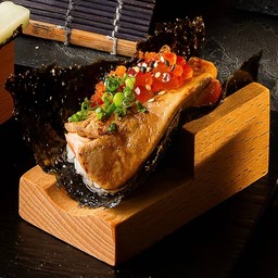 แซลมอนฟัวกราส์แฮนด์โรล