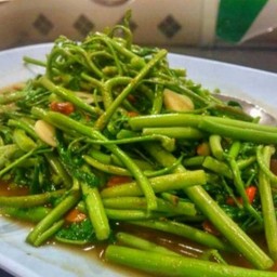 ผัดกระเฉดไฟแดง (ใส่พริกสดและกระเทียม)