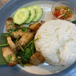 ข้าว+หมูกรอบผัดขึ้นฉ่าย