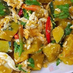 ผัดฝักทองใส่ไข่ราดข้าว