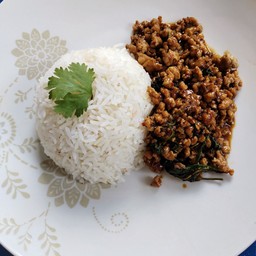 กะเพราหมูราดข้าว