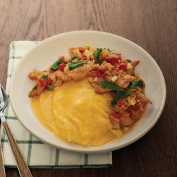 ข้าวกะเพราเบคอนกรอบไข่ข้น