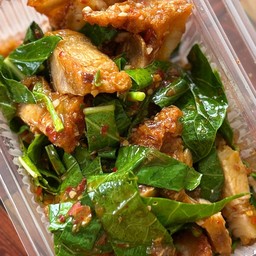 คะน้าหมูกรอบผัดพริกแกงราดข้าวพิเศษ