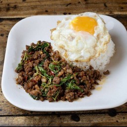 ข้าวหน้ากะเพราเนื้อวากิว+ไข่ดาว