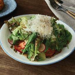 สลัดผักรวมและน้ำสลัดบัลซามิค