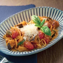 สปาเก็ตตี้มะเขือเทศและมะเขือม่วงสไปซี่